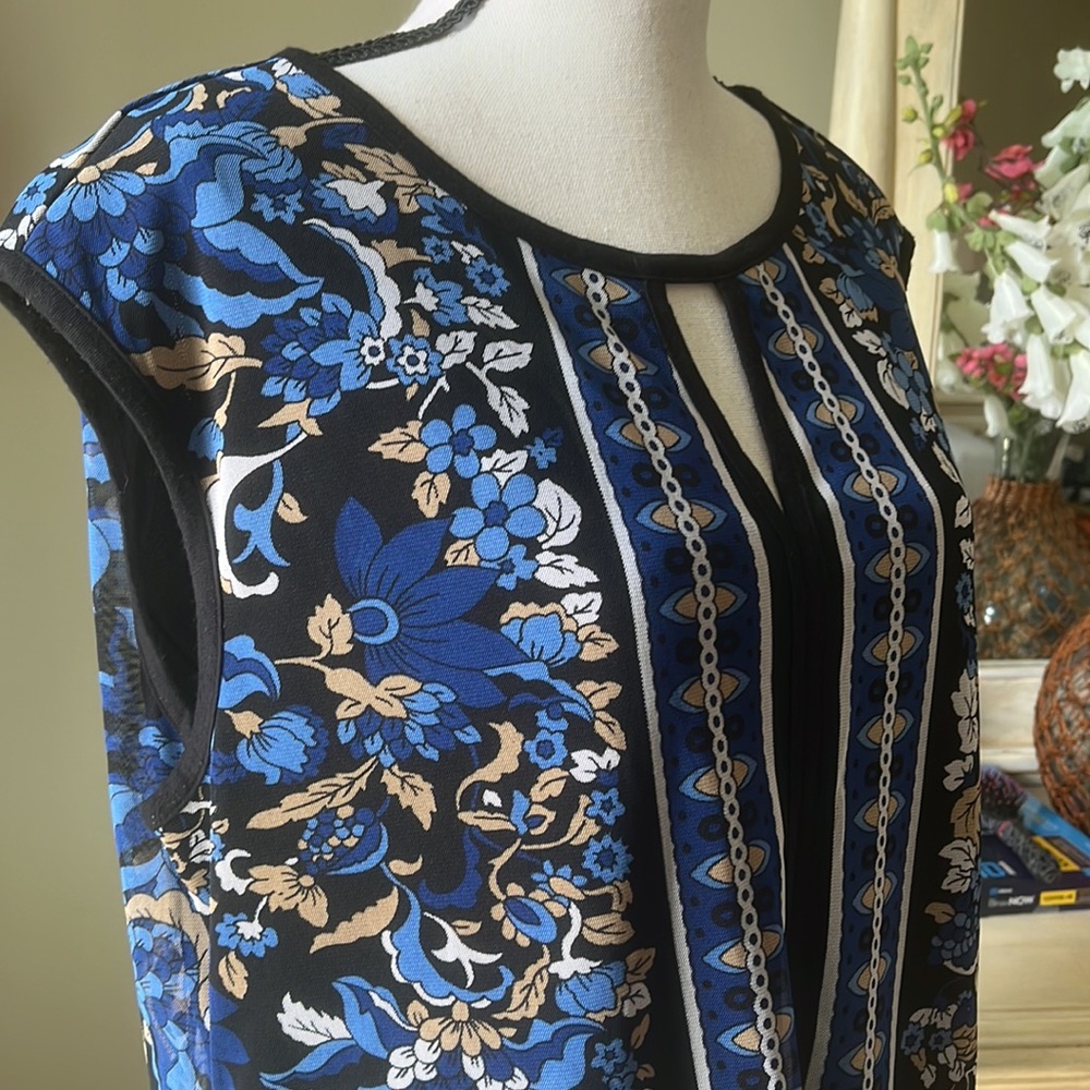Roz and Ali size large top